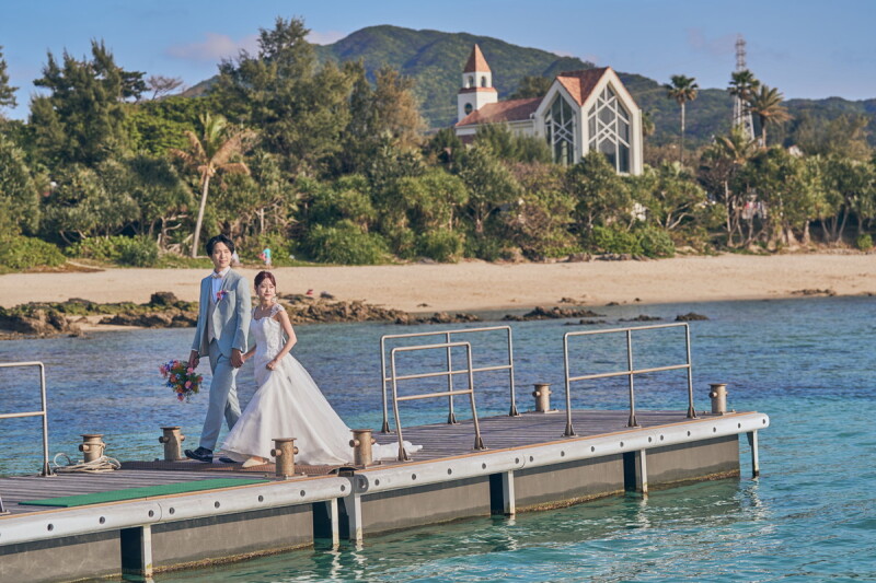 【恩納村】新感覚フォト体験☆【ヨットフォト】付きプラン！景勝地・万座毛を間近にクルージングしながら撮影を♪｜ビーチ100カット