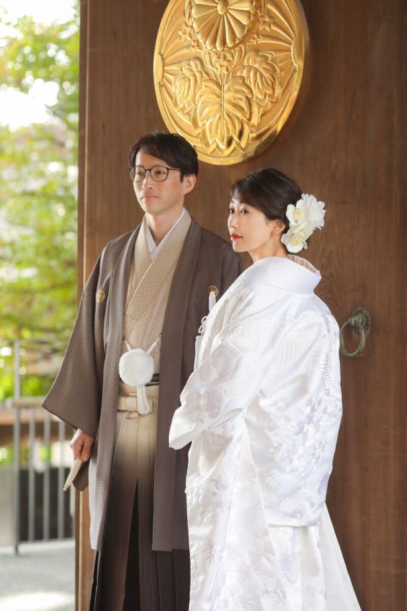 神社の神門で凛とした表情で☆