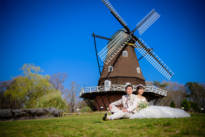 風車を背景に