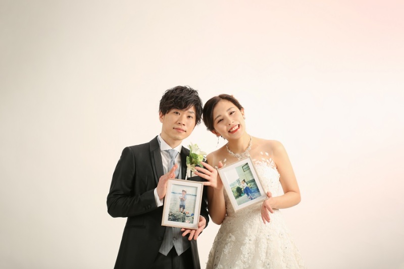 おふたりの幼いころの写真を持って♡