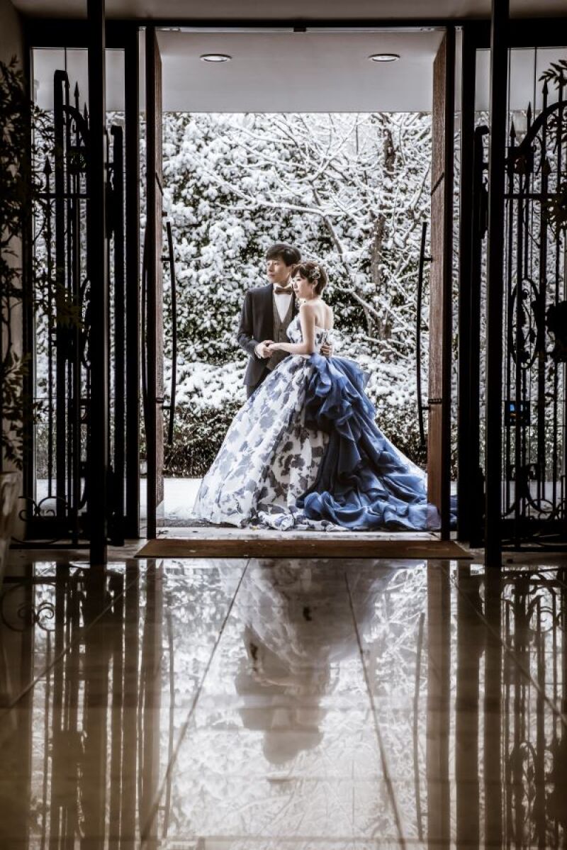 2着目はバックスタイルが印象的なドレスに!