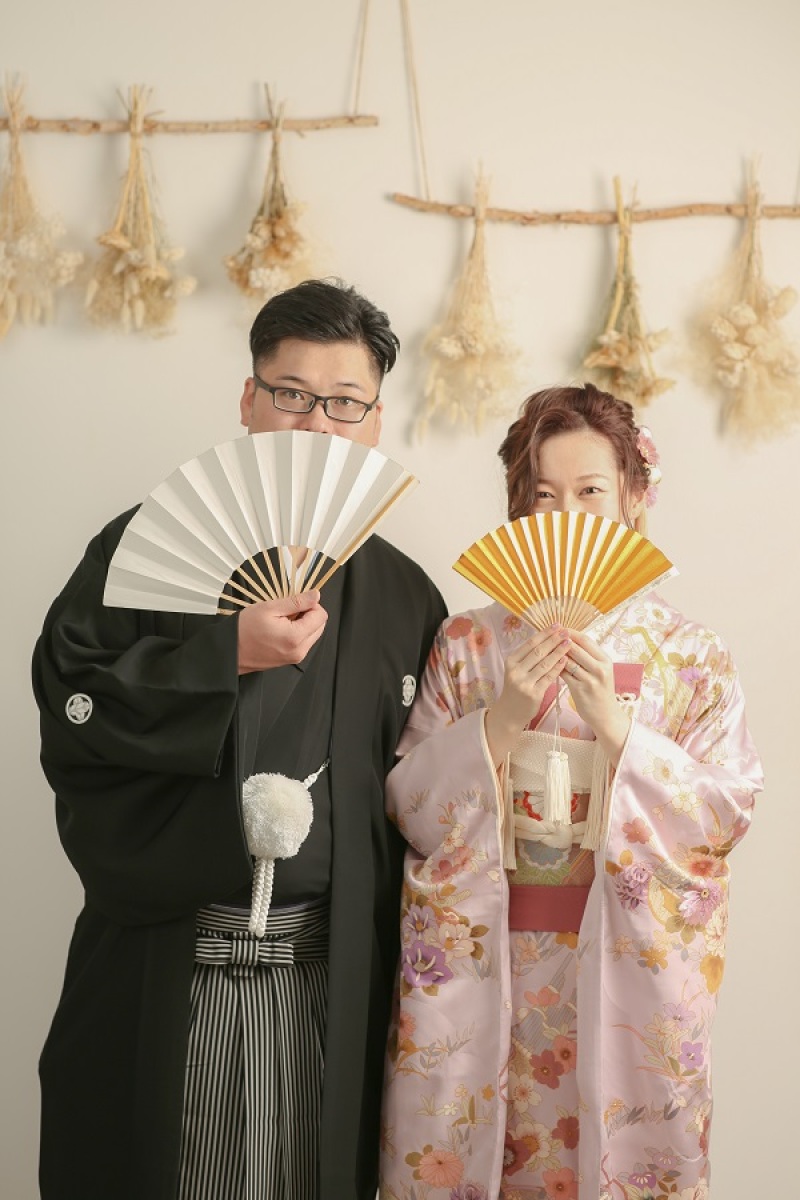 扇子を広げて楽しそうに☆