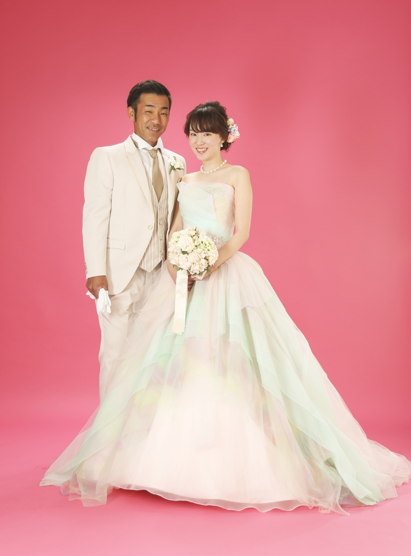 可愛らしいカラードレスに包まれて♡