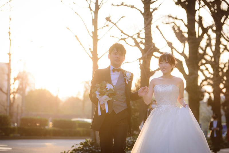 夕暮れの街並みを背景に