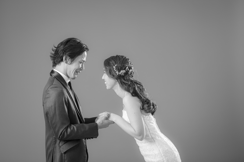 手を取り合って