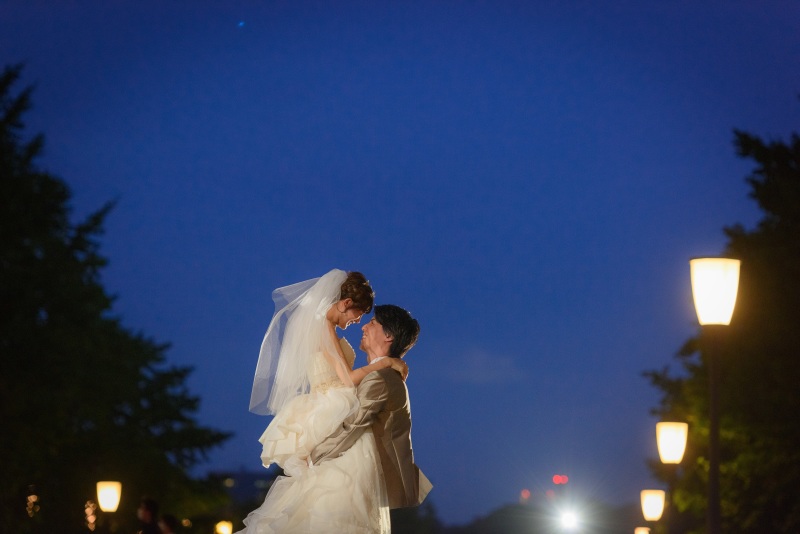 夜景をバックに