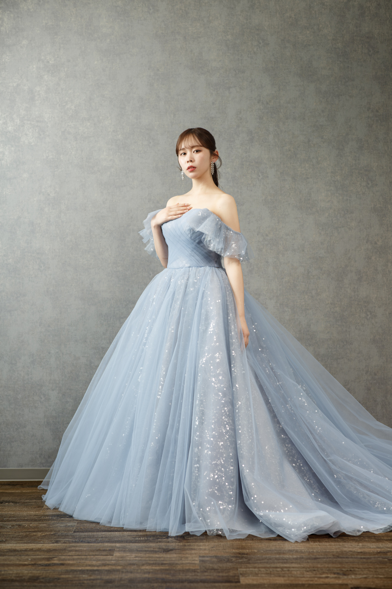 ブルーのカラードレスは大人っぽく！