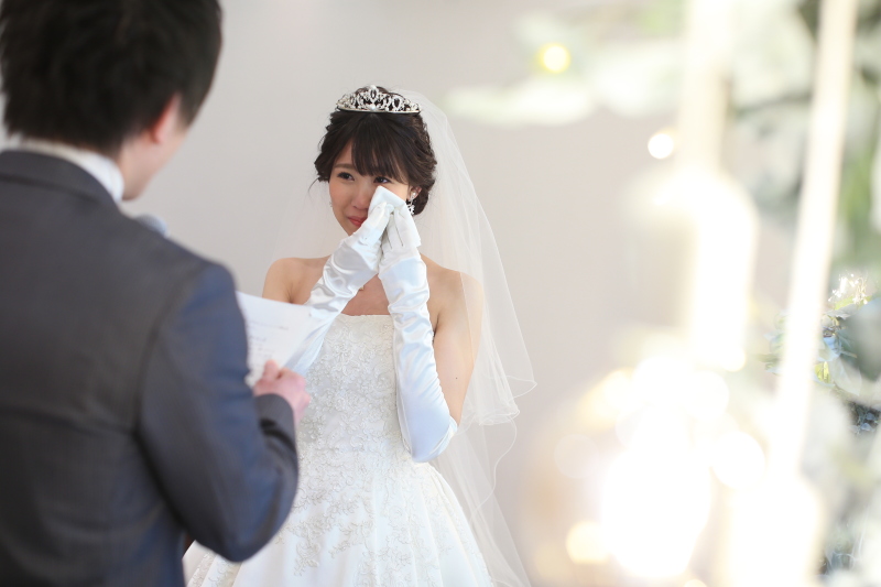 式の最後に新郎から新婦へサプライズ