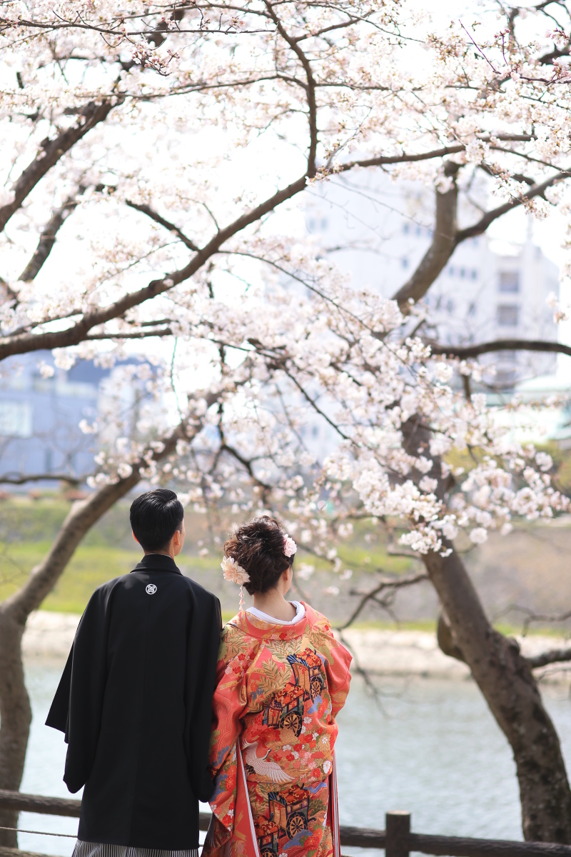 桜をバックに後ろ姿SHOT