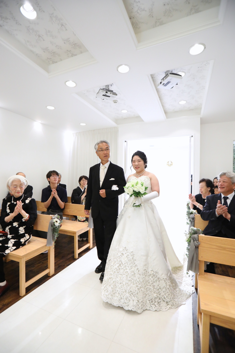 お父様と腕を組んで