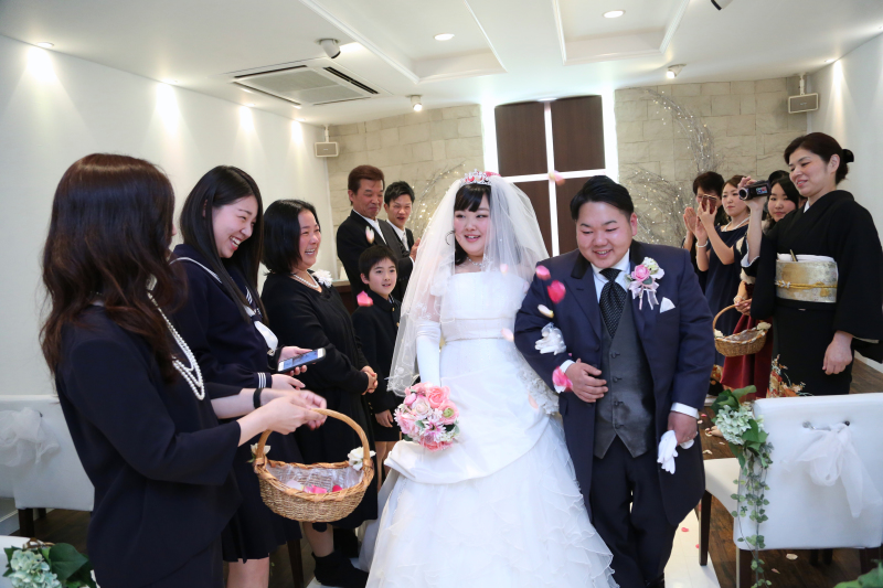 祝福のフラワーシャワーの中、ご退場☆彡