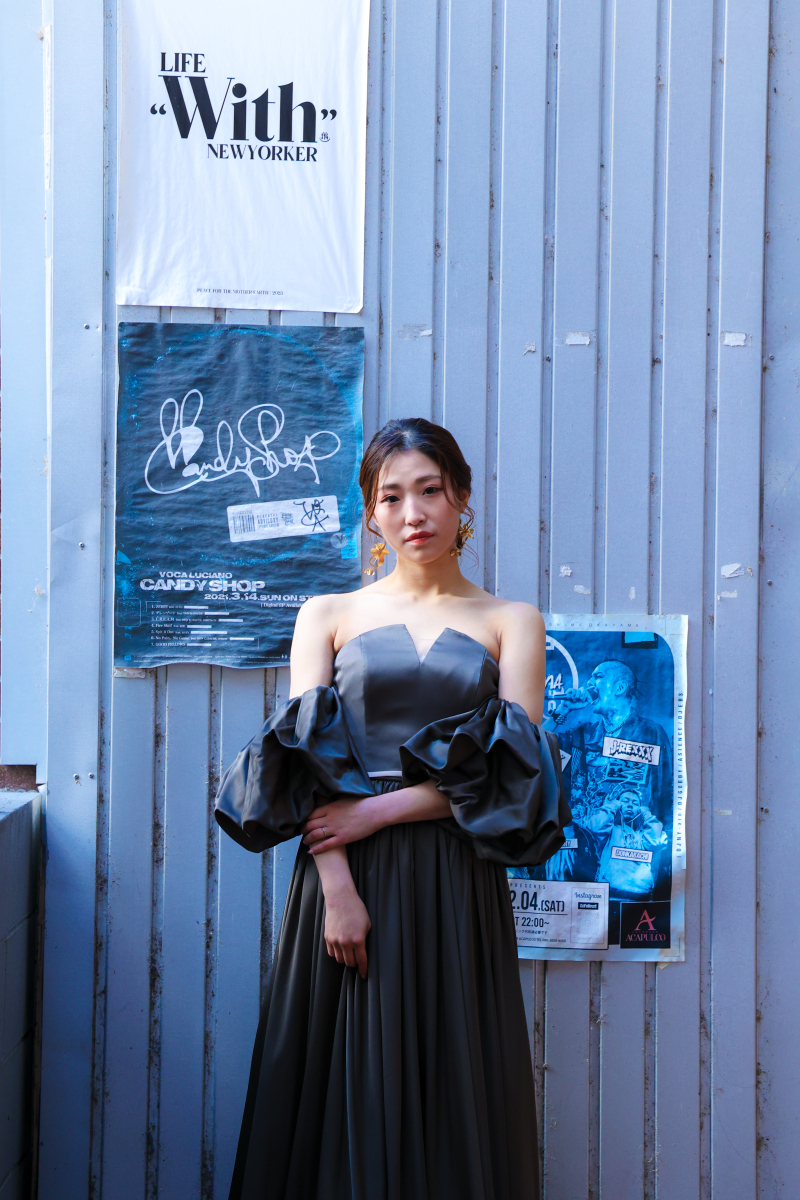 ポスターを背景に