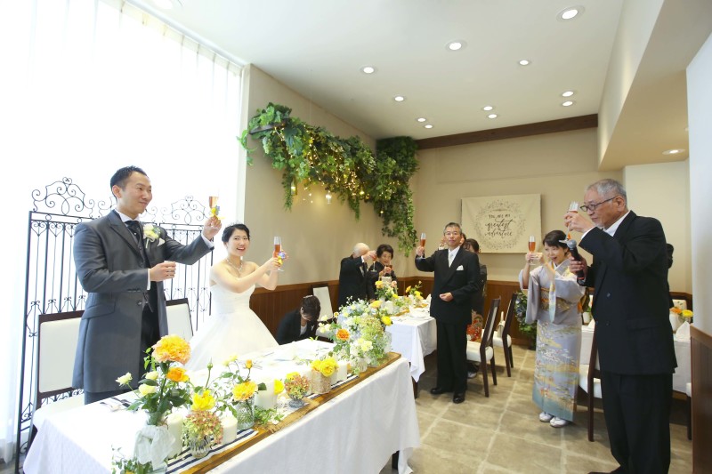 シャンパンでゲストを出迎え、みんなで乾杯～♩