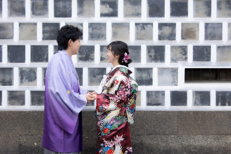 手を取り合って