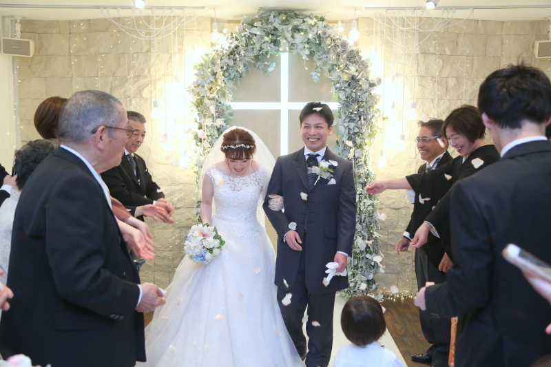 フラワーシャワーで祝福