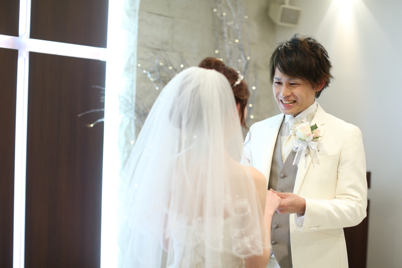 手を取り合って