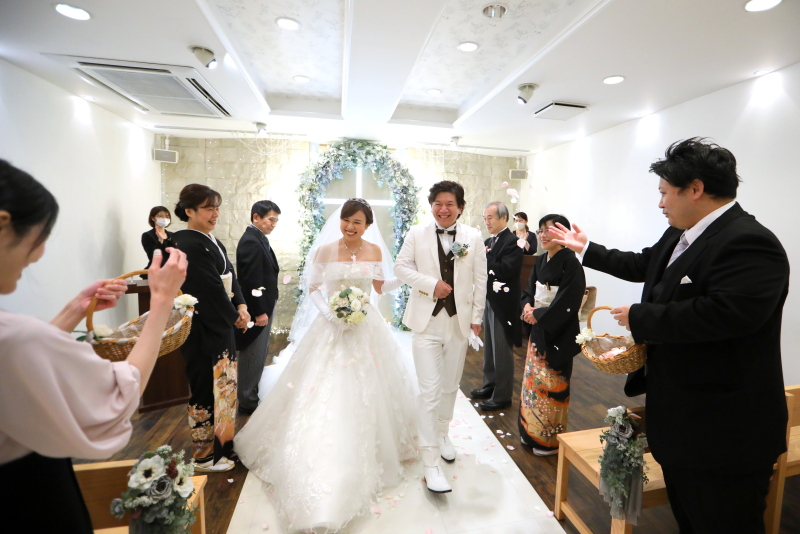 フラワーシャワーでご退場*