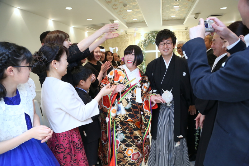 祝福のフラワーシャワーの中