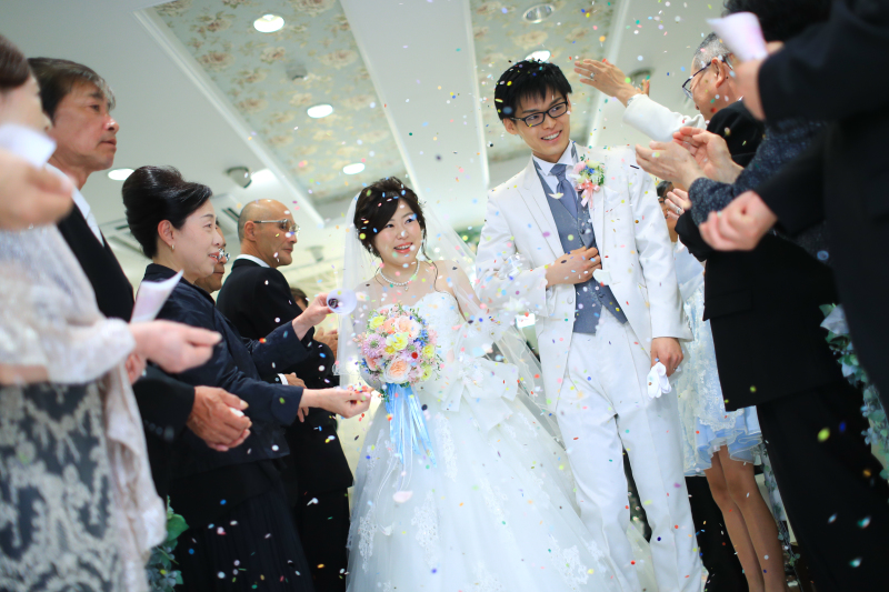 コンフェッティとフラワーシャワーに包まれて。。
