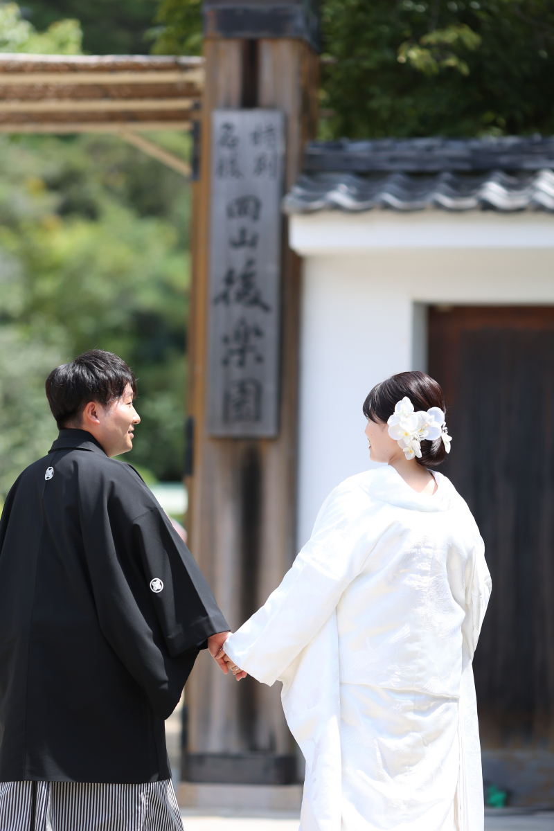 仲良く手をつないで