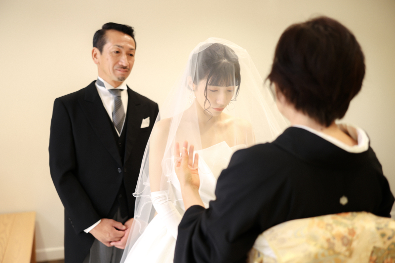 お父様に見守られながら、ベールダウン。