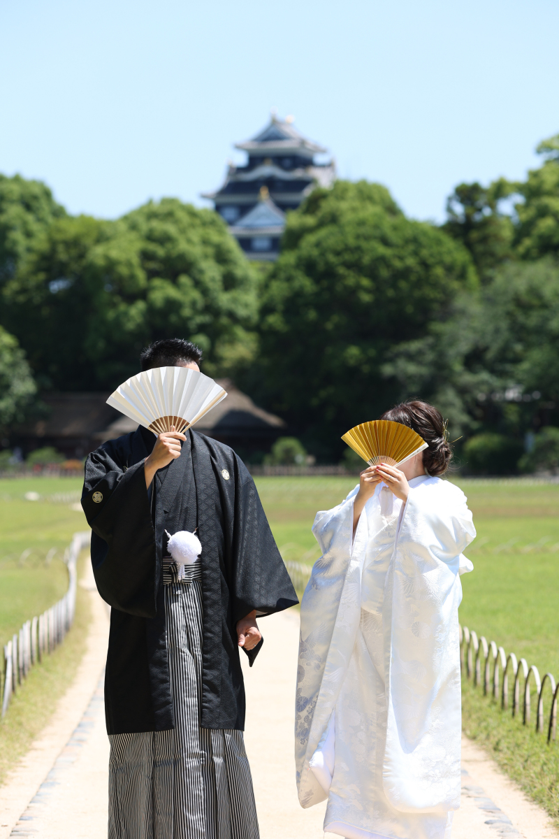 岡山城バックに
