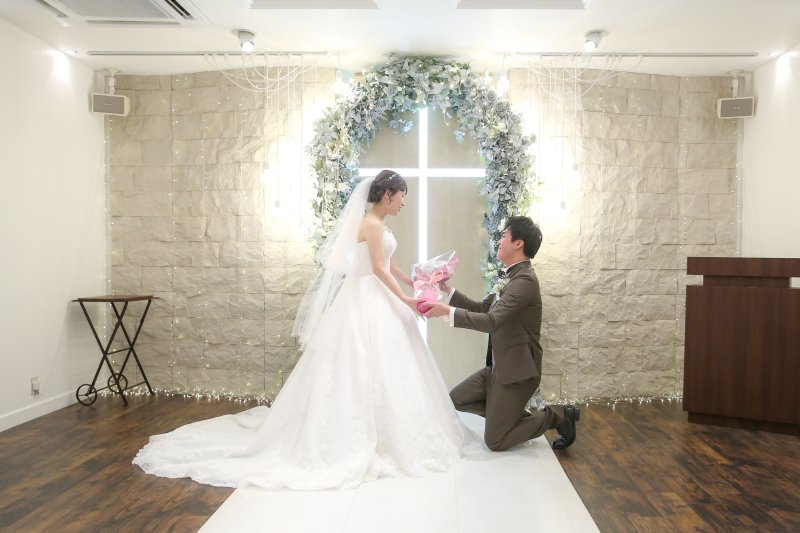 ピンク色のバラの花束も