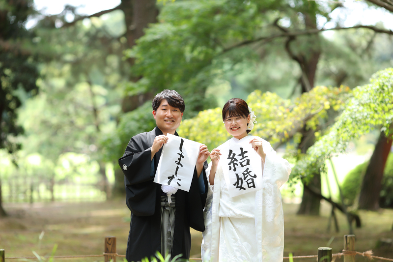 直筆の「結婚しました」を持って