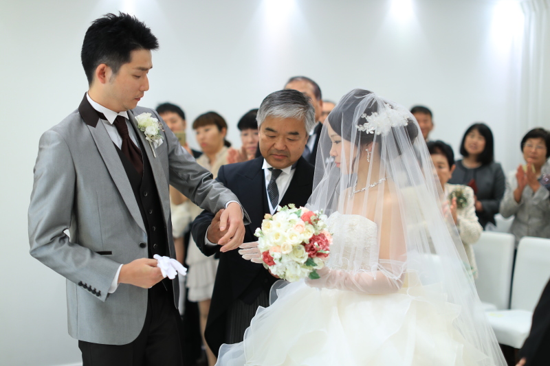 ご入場シーン。お父様から新郎様へ。