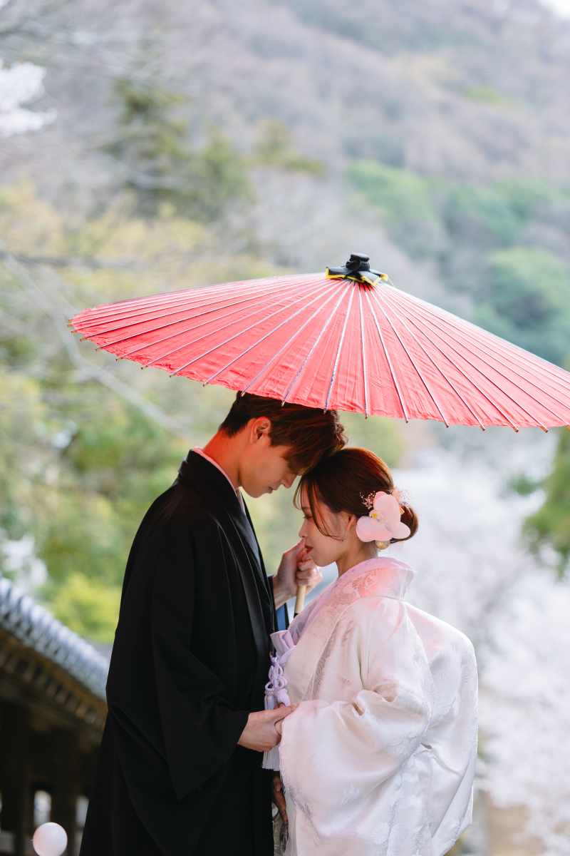 手を取りあって