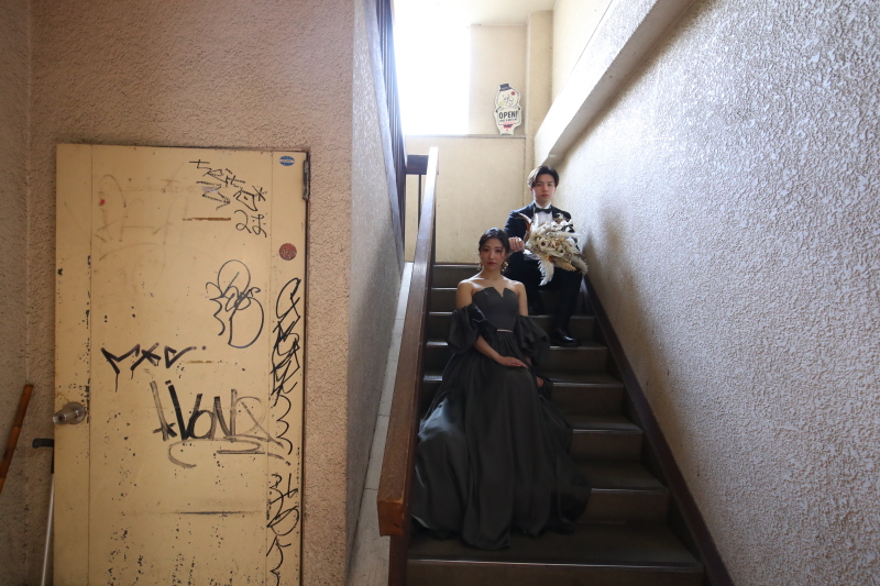 階段上でクールに