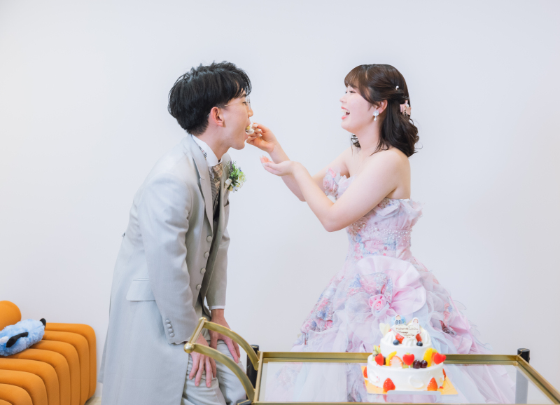 ケーキの食べさせ合いっこ