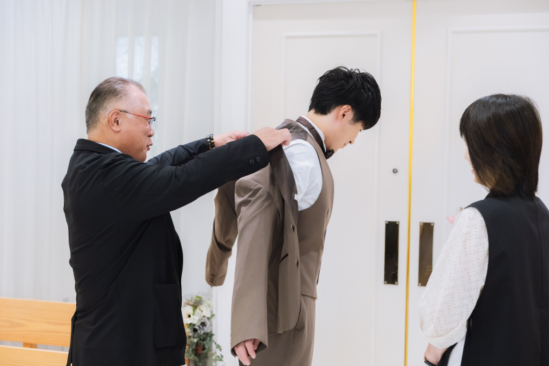 父の手で整える晴れ姿