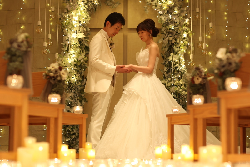 手を取り合って