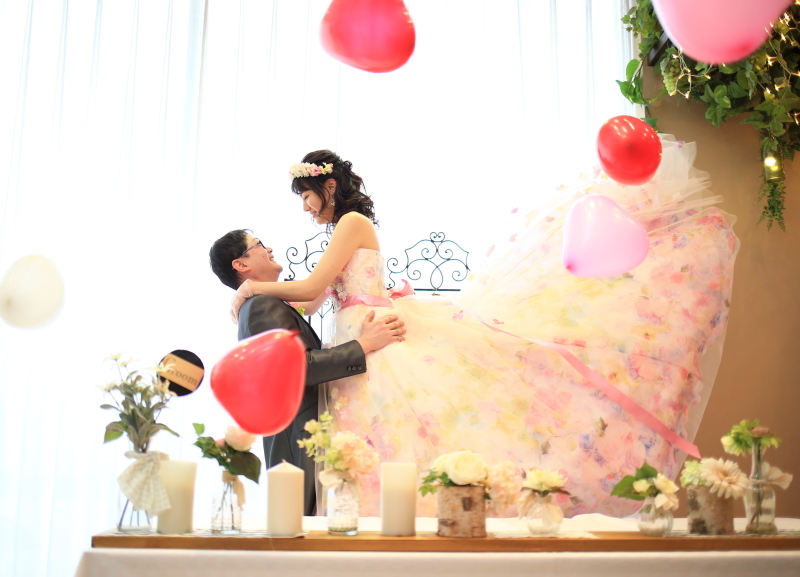 バルーンにかこまれ抱き上げショット♡