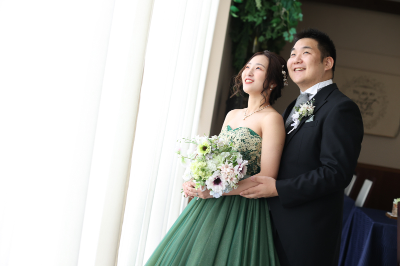 光差し込む窓際で