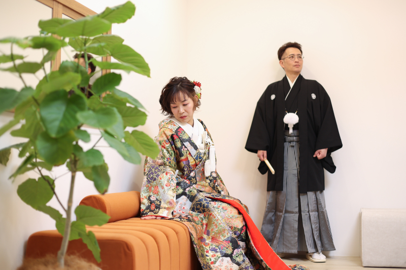 ソファーに腰かけて。。