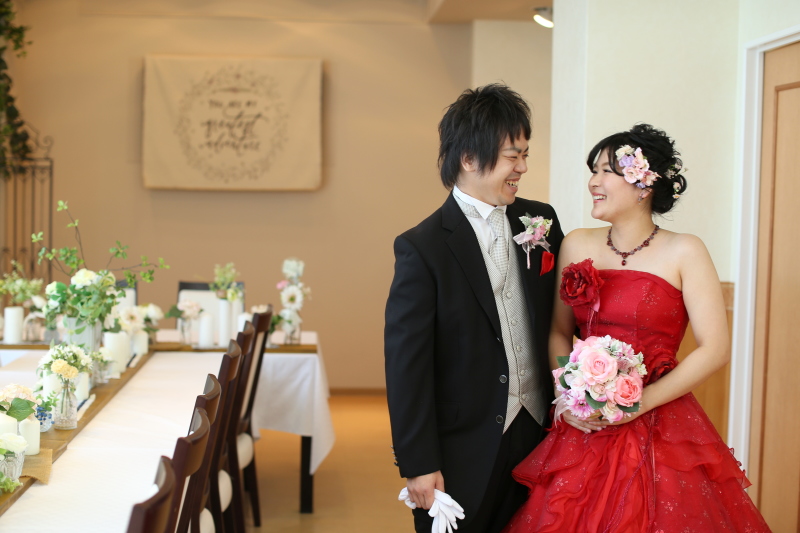 真っ赤なカラードレス**