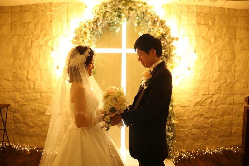 オレンジ色の照明で