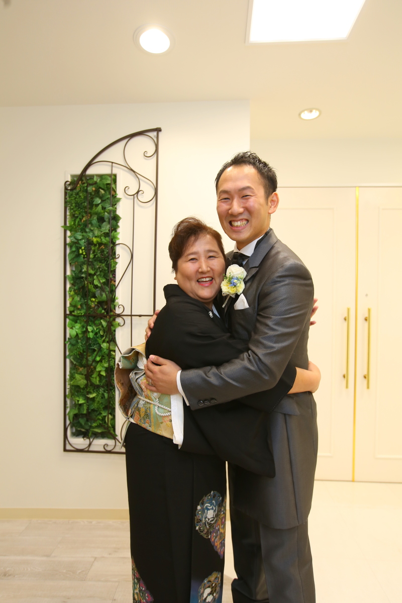 久しぶりの親子のハグで「ハイ、チーズ♪」