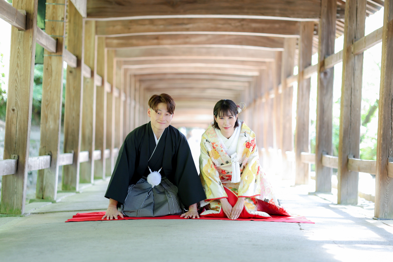 毛氈の上で正座