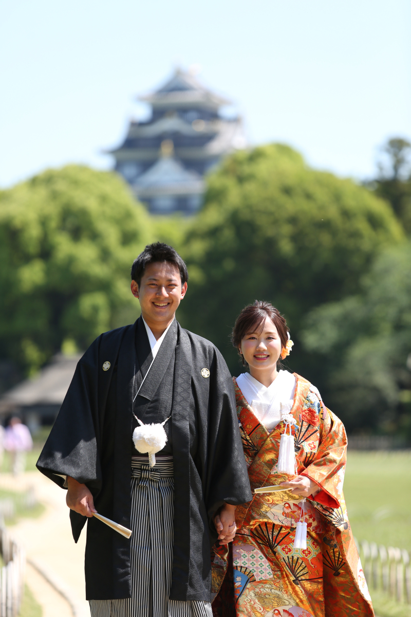 お城をバックに