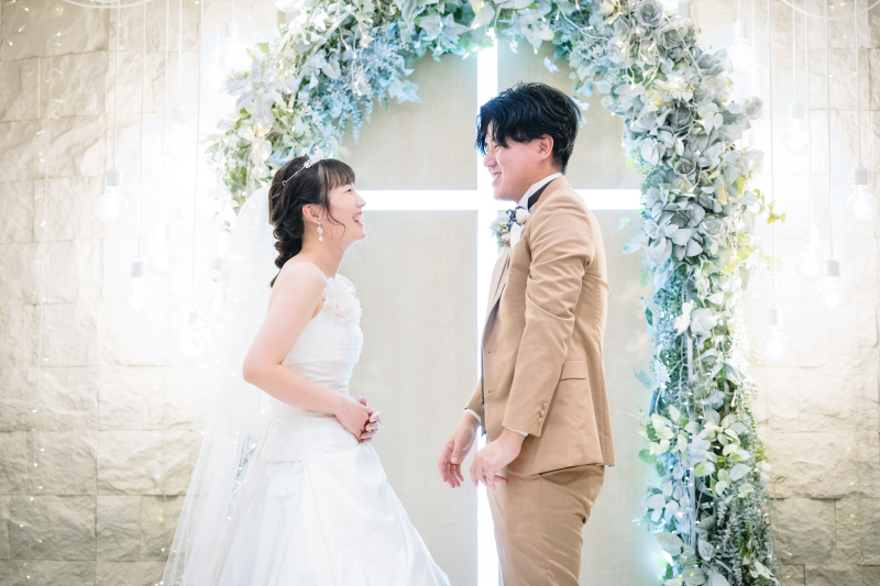 笑い合うおふたりのお姿がとっても素敵です