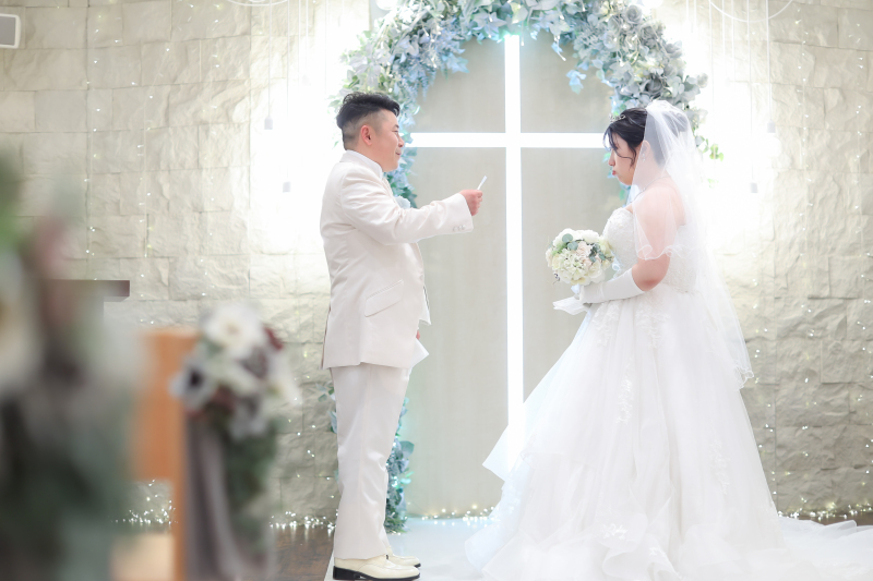 挙式の後に新郎様から新婦様へサプライズ