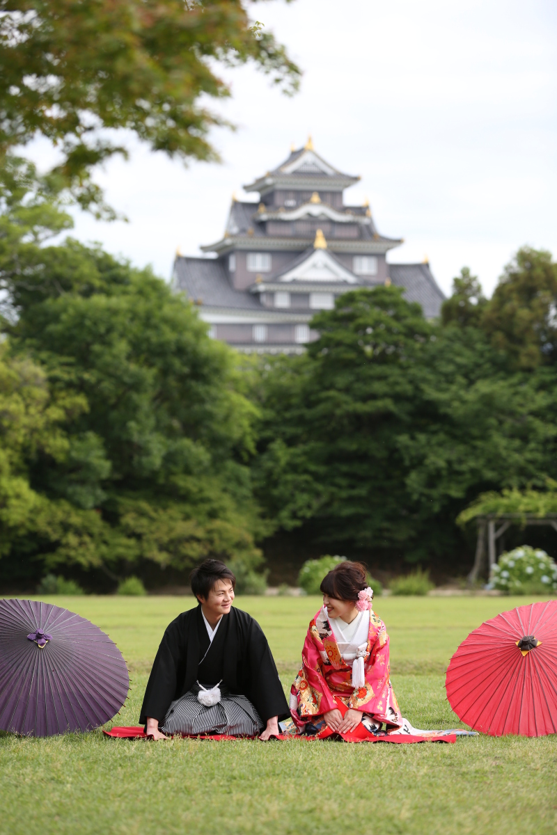 岡山城バックに