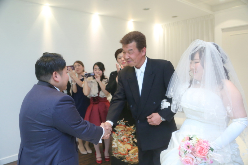 お父様からご新郎様へバトンパス