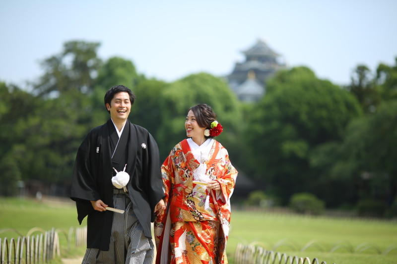 岡山城をバックにスキップ♪"