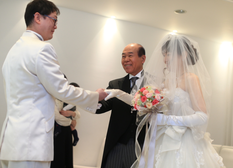 チャペルフォトはお父様との入場から