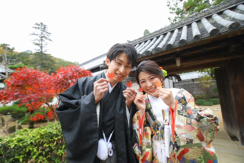 もみじを持って