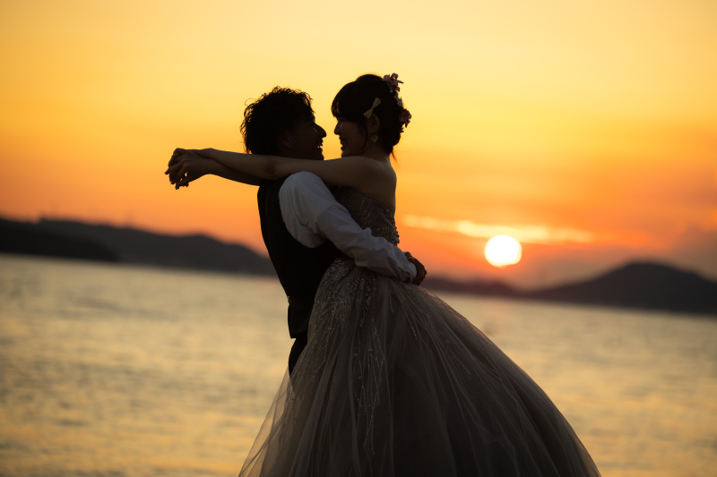 とっても仲良しで可愛いおふたり♪海で夕日ショット♡